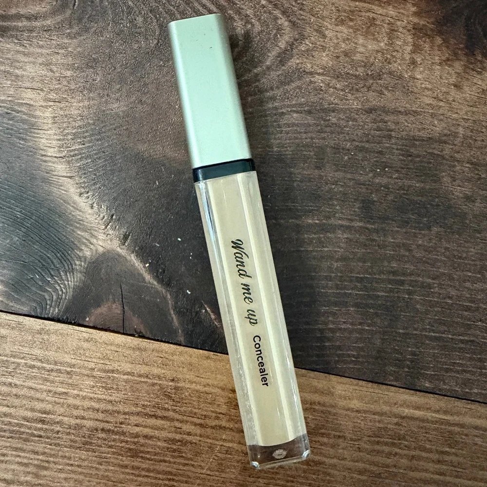 KISS Wand Me Up Concealer Light JWC10 Liquid Face Makeup 0.18 fl oz New Sealed